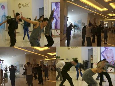 李凝导演组建的凌云焰肢体游击队成员刘青、蔷薇、寒松、李嘉、三元、王永成在开幕现场上演《灵魂辞典》戏剧精彩片段