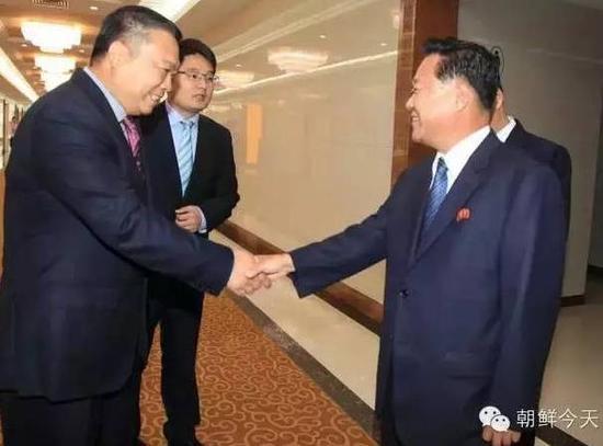 中国驻朝鲜大使李进军2日到平壤顺安国际机场送行,与崔龙海亲切握手。图| 朝鲜今天