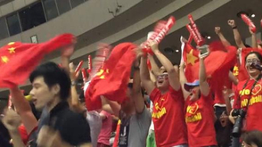 球迷欢呼：女排万岁