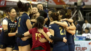 队员相拥喜极而泣