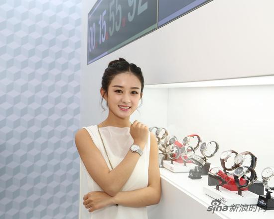赵丽颖佩戴天梭豪致系列自动上弦2014亚运会限量版女表于天梭表计时陈列展区