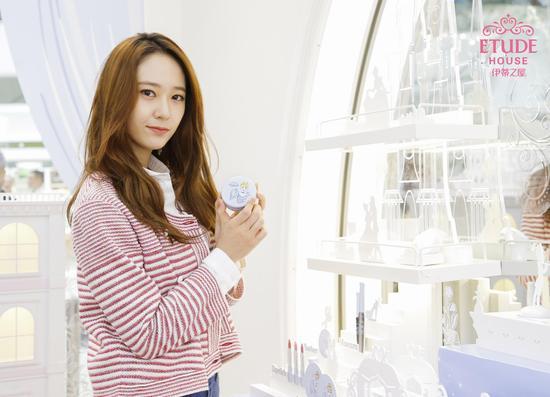 郑秀晶Krystal在ETUDE HOUSE伊蒂之屋南京东路门店与迪士尼灰姑娘限量版合影