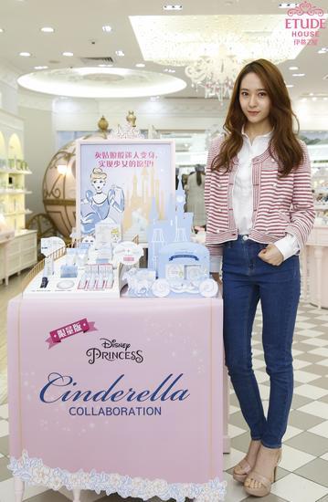 ETUDE HOUSE伊蒂之屋迪士尼灰姑娘限量版郑秀晶Krystal于门店照片