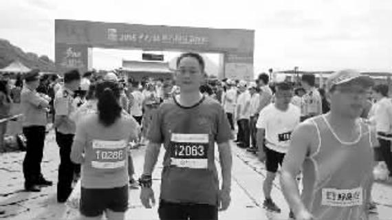 老甘参加横店国际马拉松比赛。
