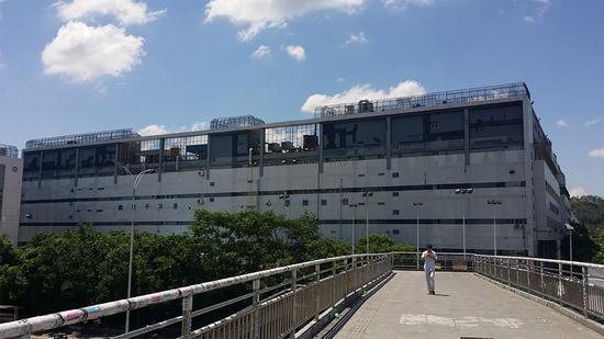 富士康厂区所有高度可以致死得建筑周围都围着一层2米得防跳网,与此相对应的,是永远有人排队得普工招募点。