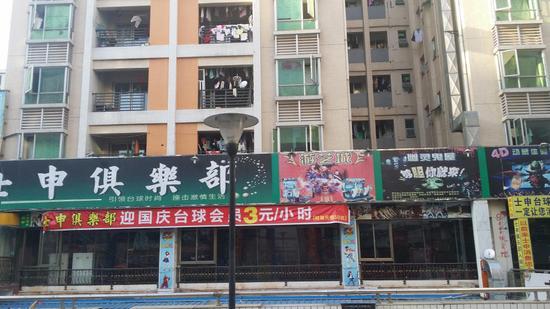 观澜地区有许多街机房,大部分机器都是二三线城市游戏房淘汰的机种。街机、麻将、打扑克,这三者可以在同一个小小房间中毫不相悖的并行。