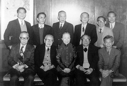 1980年代,方召麐与画坛人物。(从左至右)前排:杨善琛、赵少昂、方召麐、钱松喦、吴冠中