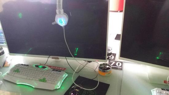 这家网吧在当地算是比较好的,老板娘自豪地告诉我,“富士康的老板们都来过”,她指的大概是台湾干部。