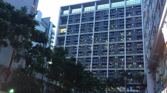 密密麻麻的员工宿舍是观澜地区的一道风景,这些宿舍多数也装有防盗网,一方面是防贼,另一方面也防跳楼。