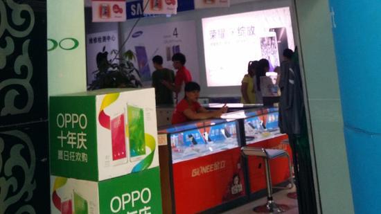 这是一家正在庆祝OPPO十周年的苹果授权中国移动三星专卖店,它还在搞华为手机感恩大回馈呢。