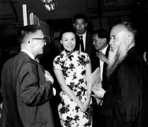 1970年方召麐在美国张大千家中随侍聆教一整年。