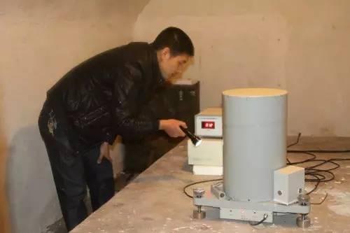 隧洞中的地震监测仪器不时就要进行查验(摄影/李鹏)