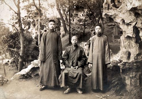 1918年8月19日(农历七月十三日),李叔同在杭州虎跑寺出家为僧。李叔同(弘一)与丰子恺(右1)及弟子刘质平的合影