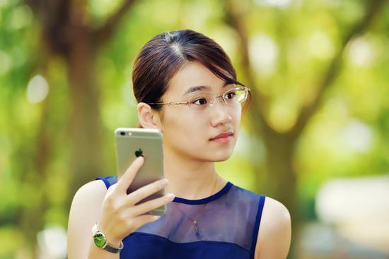 长相甜美的於之莹目标却是男棋手的领地(摄影:王亮)
