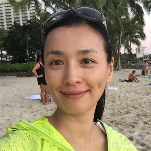 眼尾的皱纹还好,眼头的细纹还是十分明显