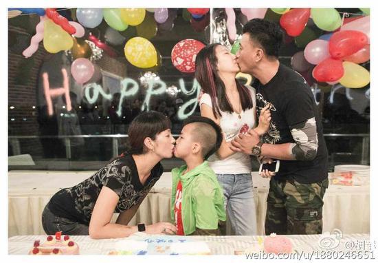 胡军这张与女儿的亲吻照引发网民争议,前排为胡军太太和儿子康康