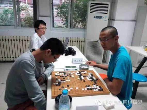汪文琪(右)在北京市大学生围棋联赛中
