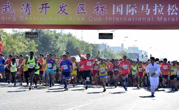 2015天津武清开发区杯国际马拉松赛盛大开跑。