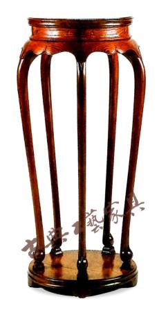 图4 五条腿带底座香几 明代(1368-1644)黄花梨 高97厘米,直径41厘米(中国古典家具博物馆,文艺复兴时期,加利福尼亚)