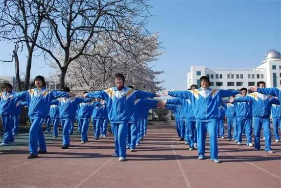 中国校服通常十分宽松肥大