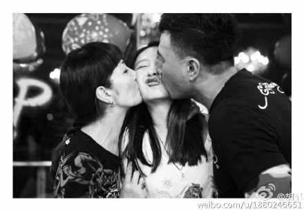胡军亲吻爱女九儿