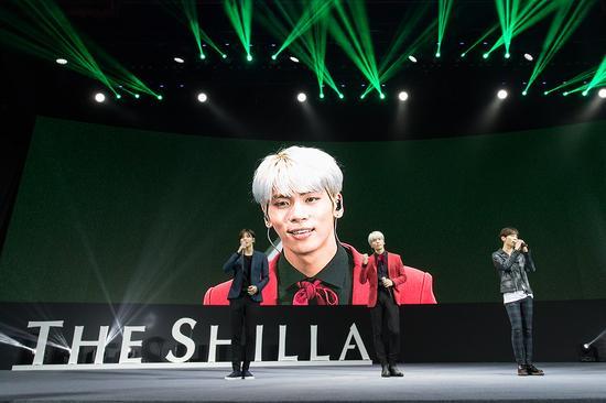 SHINee登台表演