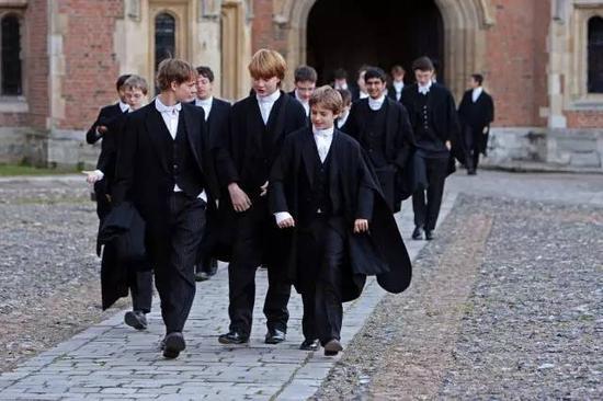 英国伊顿公学身着校服的学生