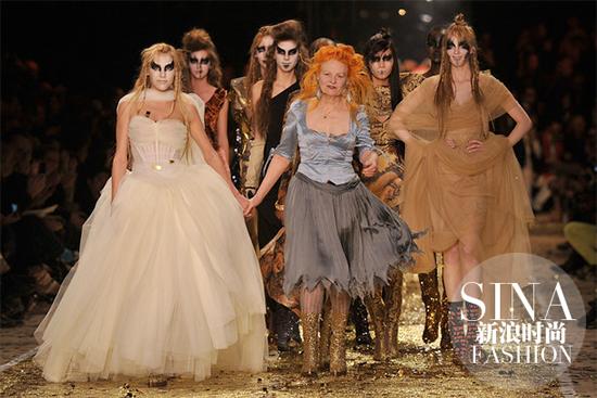 2012秋冬秀场上,带着模特们谢幕的Vivienne Westwood
