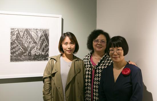 彦涵家属代表李军女士与策展人董慧萍合影