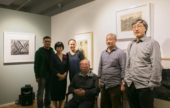 策展人康剑飞、董慧萍与参展艺术家伍必端、张桂林、李晓林合影