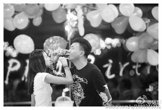 胡军与女儿喝酒
