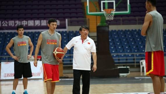 宫鲁鸣表示中国男篮并无优势