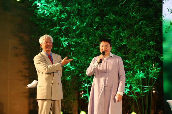 主持人陈铎与会长王傢
