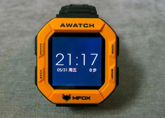 图2 云狐AWatch更新前待机画面,高清LED1.6寸半反半透阳光电容屏,即便是在大太阳底下,也能清晰显示。