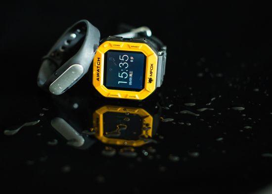 图9 *米手环与云狐AWatch合照,同样是最高等级的防水、防尘功能,日常使用及游泳均不在话下