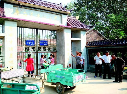 陈里长中学与唐庙乡中心小学校址已对调,名字还未来得及改过来。