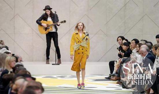 James Bay在Burberry 2015春夏秀场表演