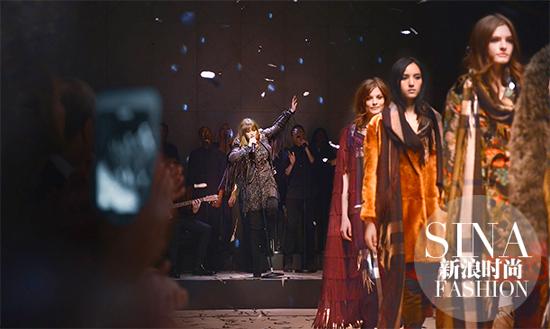 Clare Maguire在Burberry 2015秋冬秀场放歌
