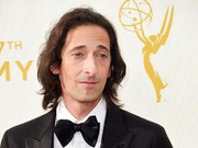 组图：阿德里安-布劳迪艾美红毯艺术气质