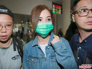 阿sa分手后现身机场被围堵 口罩遮面憔悴