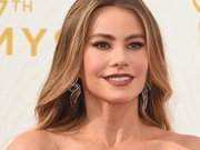 艾美奖《摩登家庭》巨胸辣妈索菲娅亮相