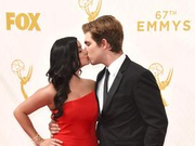 艾美奖红毯 《摩登家庭》阿芮尔热吻男友