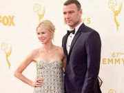 组图：娜奥米沃茨低胸秀半球与老公秀恩爱