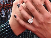 艾美奖《雷神》女星杰米戴鸽子蛋秀恩爱