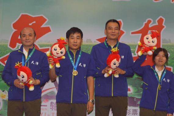 业余团体天津队夺冠(刘智，左二)