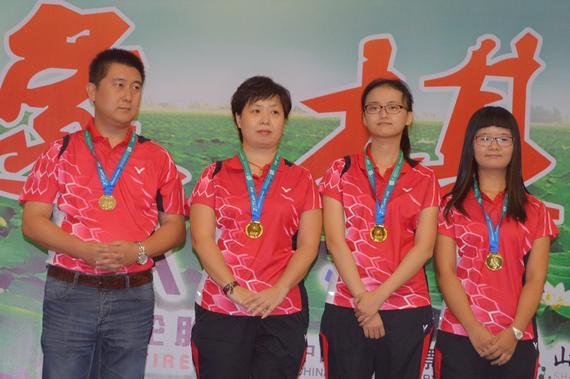 左一是北京女队教练张强