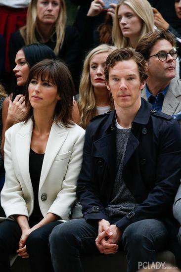 本尼迪克特-康伯巴奇(Benedict Cumberbatch)同妻子索菲-亨特(Sophie Hunter)共同看秀