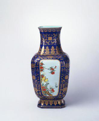 霁蓝釉描金地开光粉彩花鸟纹方瓶,清乾隆,现藏于北京故宫博物院