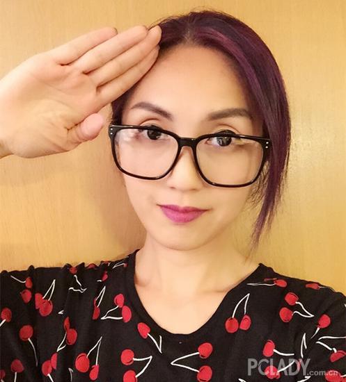 束发后露出光洁的额头
