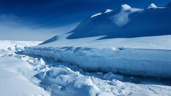 如今的南极洲冰天雪地,一片纯白。